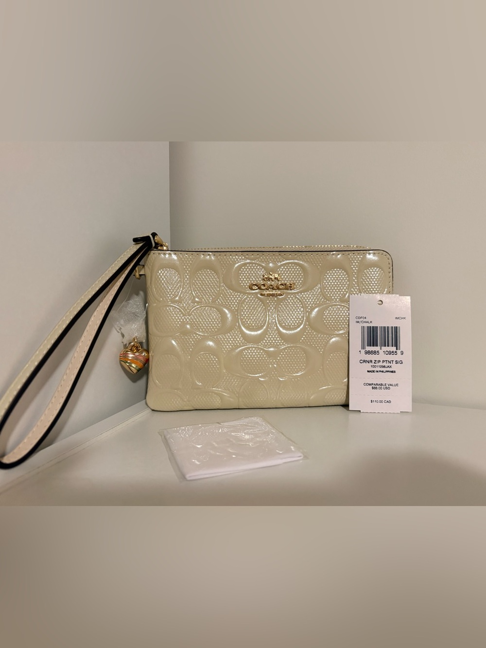 Coach Patent Signature Zip Wristlet with Heart Charm BRAND NEW